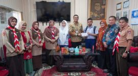 Kepala Disdikbud Padang, Yopi Krislova melepas dua siswa SMPN 1 Padang mengikuti Olimpiade Matematika Tingkat Nasional di Jakarta. (Foto: FB Diskominfo Padang)