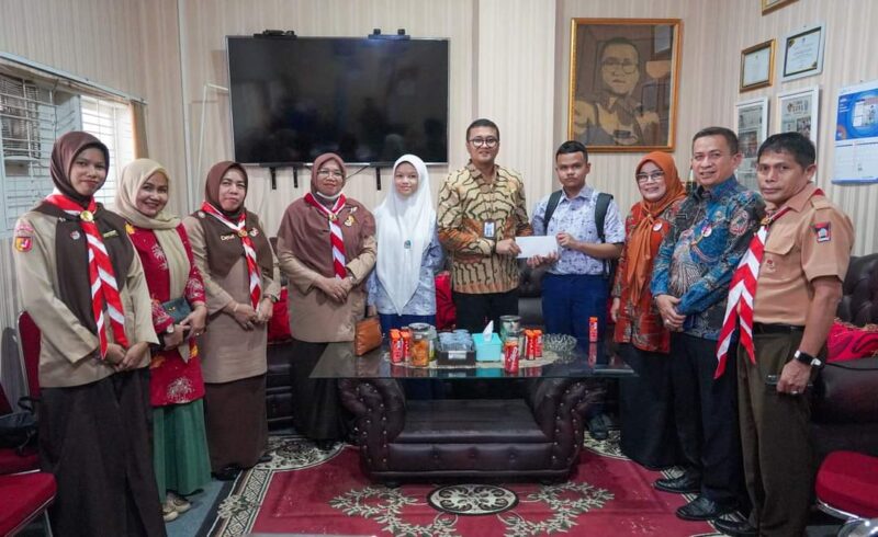 Kepala Disdikbud Padang, Yopi Krislova melepas dua siswa SMPN 1 Padang mengikuti Olimpiade Matematika Tingkat Nasional di Jakarta. (Foto: FB Diskominfo Padang)