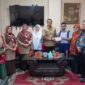 Kepala Disdikbud Padang, Yopi Krislova melepas dua siswa SMPN 1 Padang mengikuti Olimpiade Matematika Tingkat Nasional di Jakarta. (Foto: FB Diskominfo Padang)