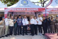 Kepala Satpol PP Padang Chandra Eka Putra menerima bantuan tenda dari PT Menara Agung. (Foto: Humas Satpol PP Padang)