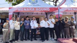 Kepala Satpol PP Padang Chandra Eka Putra menerima bantuan tenda dari PT Menara Agung. (Foto: Humas Satpol PP Padang)