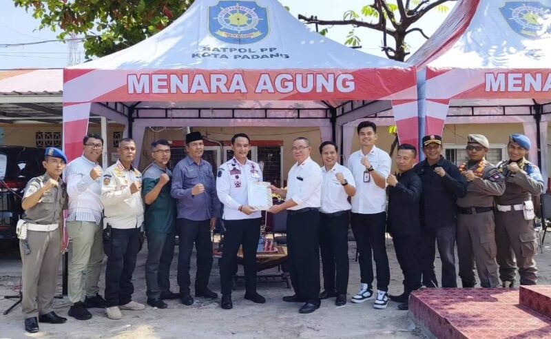 Kepala Satpol PP Padang Chandra Eka Putra menerima bantuan tenda dari PT Menara Agung. (Foto: Humas Satpol PP Padang)