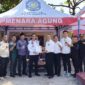 Kepala Satpol PP Padang Chandra Eka Putra menerima bantuan tenda dari PT Menara Agung. (Foto: Humas Satpol PP Padang)