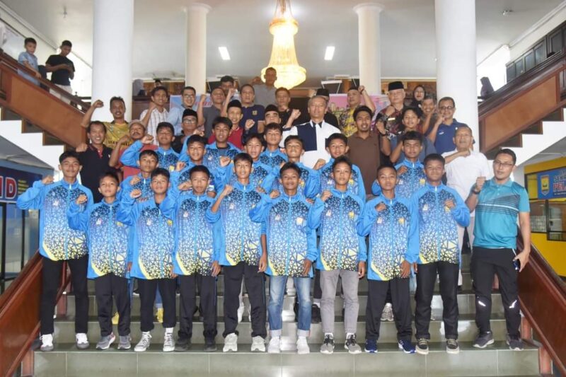 Pj Wali Kota Pariaman, Roberia melepas kontingen GSI SMP Kota Pariaman yang akan berlaga di tingkat Sumbar. (Foto: Pemko Pariaman)