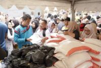 Pemkab Solsel menyalurkan paket sembako di Kecamatan Sangir Balai Janggo. (Foto: Humas Pemkab Solsel)