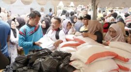 Pemkab Solsel menyalurkan paket sembako di Kecamatan Sangir Balai Janggo. (Foto: Humas Pemkab Solsel)