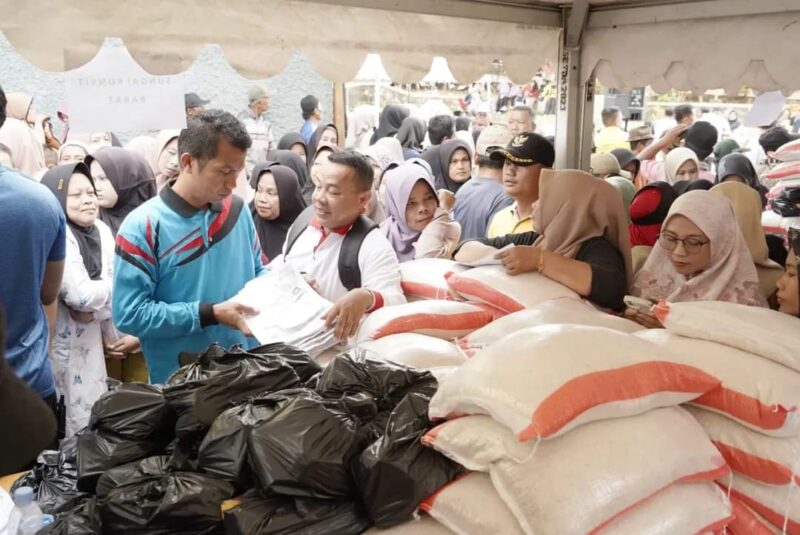 Pemkab Solsel menyalurkan paket sembako di Kecamatan Sangir Balai Janggo. (Foto: Humas Pemkab Solsel)