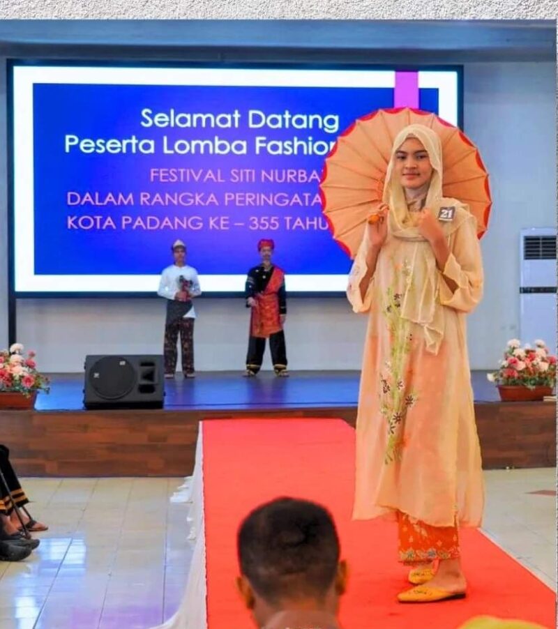 Penampilan peserta Lomba Fashion Show Festival Siti Nurbaya. (Foto: Prokopim Padang)
