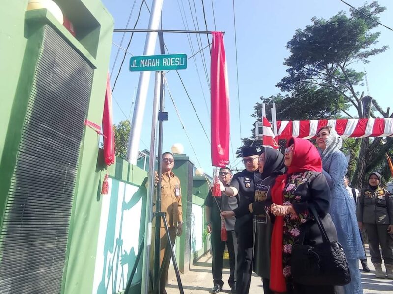Pj Wali Kota Padang Andree Algamar meresmikan Jalan Marah Roesli di Kelurahan Belakang Tangsi, Kecamatan Padang Barat, tepatnya di samping Detasemen Polisi Militer (Denpom) I/4 Padang. (Foto: Diskominfo Padang)
