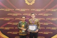 Asisten I Setdako Padang, Edi Hasymi usai menerima UHC Award 2024 Effendy di TMII Jakarta pada Kamis (8/8/2024). (Foto: Diskominfo Padang)