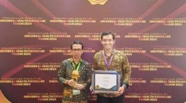 Asisten I Setdako Padang, Edi Hasymi usai menerima UHC Award 2024 Effendy di TMII Jakarta pada Kamis (8/8/2024). (Foto: Diskominfo Padang)