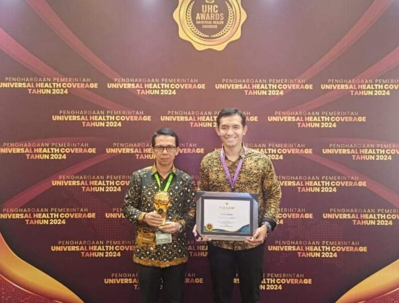 Asisten I Setdako Padang, Edi Hasymi usai menerima UHC Award 2024 Effendy di TMII Jakarta pada Kamis (8/8/2024). (Foto: Diskominfo Padang)
