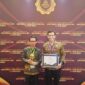 Asisten I Setdako Padang, Edi Hasymi usai menerima UHC Award 2024 Effendy di TMII Jakarta pada Kamis (8/8/2024). (Foto: Diskominfo Padang)