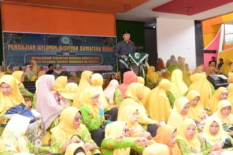 Pj Wali Kota Pariaman Roberia membuka pengajian tingkat wilayah Aisyiyah Sumbar. (Foto: Kominfo Pariaman)