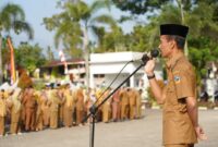 Wabup Yulian Efi memimpin apel memimpin apel gabungan di halaman kantor bupati, Senin (12/8/2024). (Foto: Humas Pemkab Solsel)