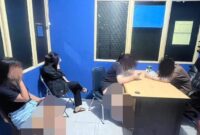 Satpol PP Padang mengamankan remaja saat patroli dini hari, Selasa (13/8/2024). (Foto: Humas Satpol PP Padang)