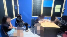 Satpol PP Padang mengamankan remaja saat patroli dini hari, Selasa (13/8/2024). (Foto: Humas Satpol PP Padang)