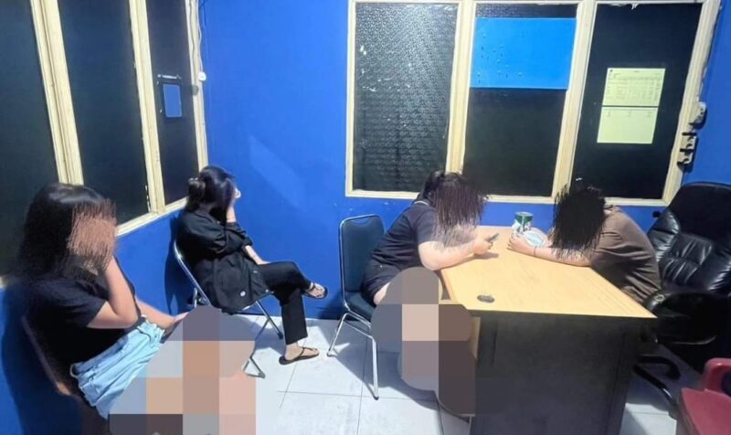 Satpol PP Padang mengamankan remaja saat patroli dini hari, Selasa (13/8/2024). (Foto: Humas Satpol PP Padang)