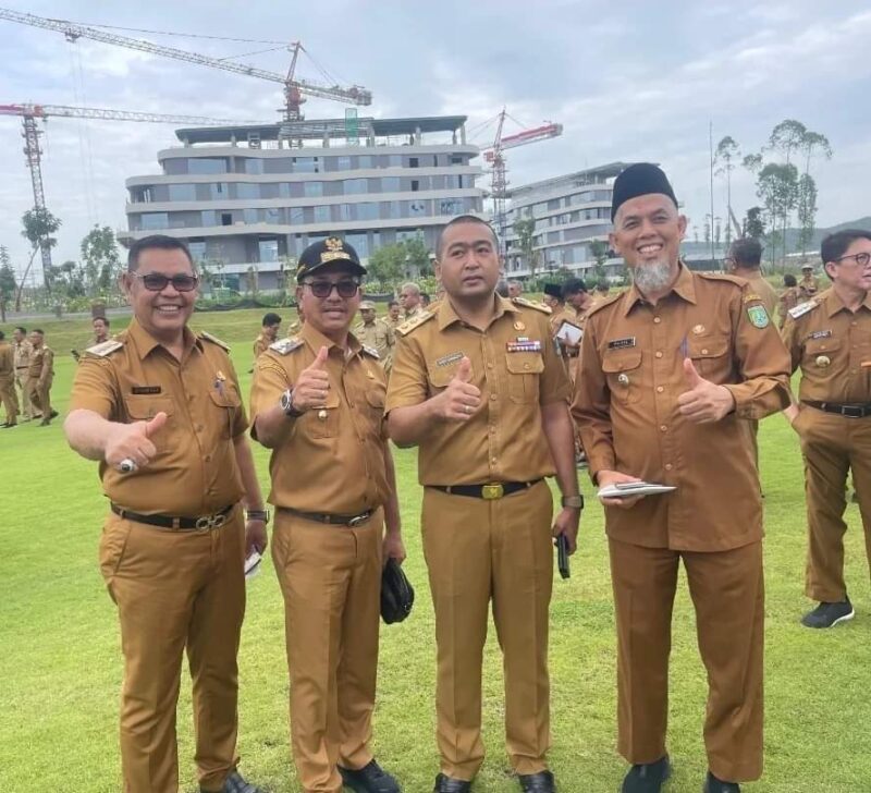 Bupati Solsel Khairunas bersama Wagub Sumbar Audy Joinaldy dan kepala daerah lainnya saat berada di IKN. (Foto: Humas Pemkab Solsel)