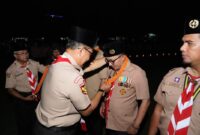 Bupati Tanah Datar Eka Putra menerima Lencana Melati dari Kwartir Nasional Gerakan Pramuka. (Foto: Prokopim Tanah Datar)
