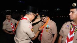 Bupati Tanah Datar Eka Putra menerima Lencana Melati dari Kwartir Nasional Gerakan Pramuka. (Foto: Prokopim Tanah Datar)