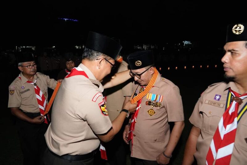 Bupati Tanah Datar Eka Putra menerima Lencana Melati dari Kwartir Nasional Gerakan Pramuka. (Foto: Prokopim Tanah Datar)