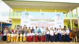 Penyerahan pakaian seragam sekolah gratis untuk anak SD, SMP dan SMA. (Foto: Pemkab Solsel)