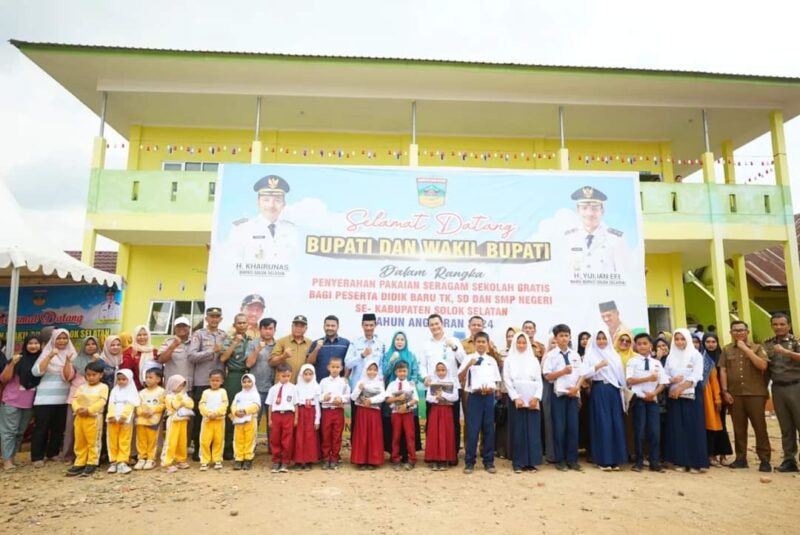 Penyerahan pakaian seragam sekolah gratis untuk anak SD, SMP dan SMA. (Foto: Pemkab Solsel)