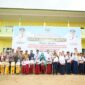 Penyerahan pakaian seragam sekolah gratis untuk anak SD, SMP dan SMA. (Foto: Pemkab Solsel)