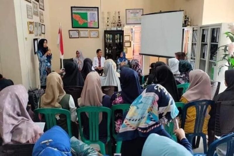 Suasana sharing ilmu dokter spesialis bersama ibu hamil di wilayah kerja Puskesmas Sitiung 1. (Foto: Pemkab Dharmasraya)