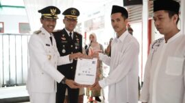 Wabup Solsel Yulian Elfi menyerahkan SK remisi kepada warga binaan. (Humas Pemkab Solsel)