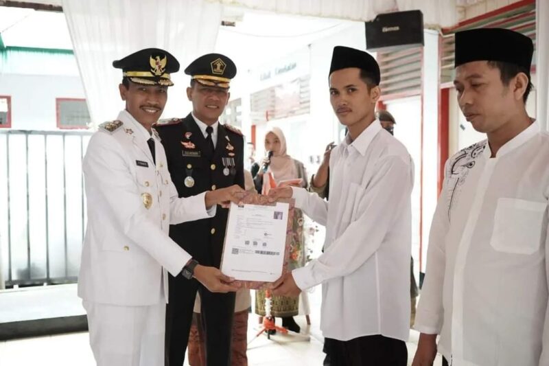 Wabup Solsel Yulian Elfi menyerahkan SK remisi kepada warga binaan. (Humas Pemkab Solsel)