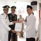 Wabup Solsel Yulian Elfi menyerahkan SK remisi kepada warga binaan. (Humas Pemkab Solsel)