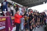 Pj Wali Kota Padang Panjang mengalungi medali kepada pemain. (Foto: Diskominfo Padang Panjang)
