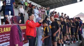 Pj Wali Kota Padang Panjang mengalungi medali kepada pemain. (Foto: Diskominfo Padang Panjang)