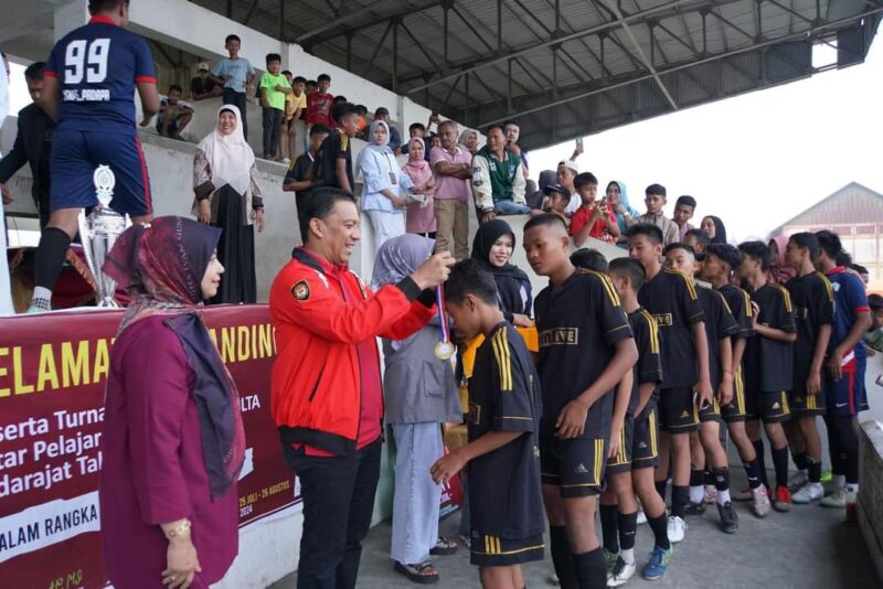 Pj Wali Kota Padang Panjang mengalungi medali kepada pemain. (Foto: Diskominfo Padang Panjang)