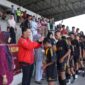 Pj Wali Kota Padang Panjang mengalungi medali kepada pemain. (Foto: Diskominfo Padang Panjang)