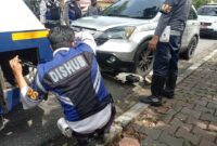 Tim gabungan melakukan penderekan mobil yang parkir sembarangan. (Foto: Diskominfo Padang)