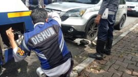 Tim gabungan melakukan penderekan mobil yang parkir sembarangan. (Foto: Diskominfo Padang)