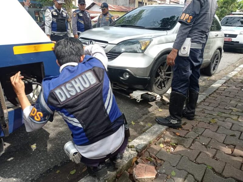 Tim gabungan melakukan penderekan mobil yang parkir sembarangan. (Foto: Diskominfo Padang)