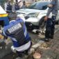 Tim gabungan melakukan penderekan mobil yang parkir sembarangan. (Foto: Diskominfo Padang)