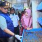 Pj Wali Kota Padang Andree Algamar meninjau Sentra Budidaya Maggot BSF di Kelurahan Rawang, Kecamatan Padang Selatan, Rabu (21/8/2024). (Foto: Prokopim Padang)