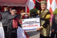 Pj Wali Kota Pariaman Roberia menerima deviden sebesar Rp 11,3 miliar dari Bank Nagari. (Foto: Kominfo Pariaman)