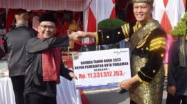 Pj Wali Kota Pariaman Roberia menerima deviden sebesar Rp 11,3 miliar dari Bank Nagari. (Foto: Kominfo Pariaman)