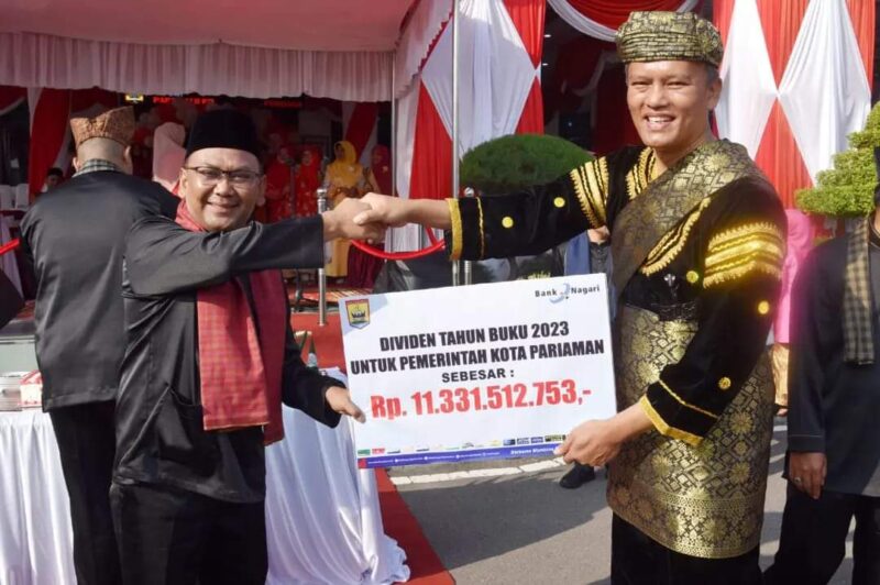 Pj Wali Kota Pariaman Roberia menerima deviden sebesar Rp 11,3 miliar dari Bank Nagari. (Foto: Kominfo Pariaman)