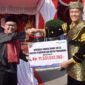 Pj Wali Kota Pariaman Roberia menerima deviden sebesar Rp 11,3 miliar dari Bank Nagari. (Foto: Kominfo Pariaman)