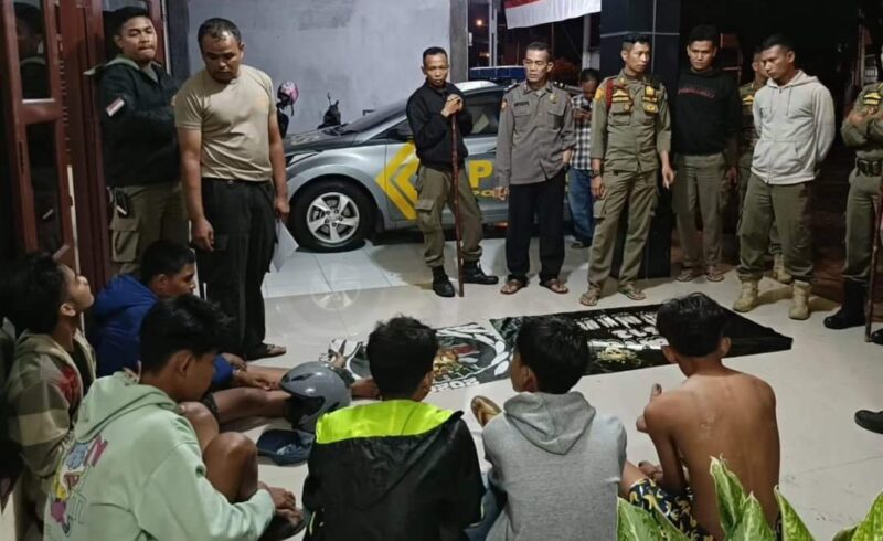 Satpol PP Padang mengamankan remaja diduga pelaku tawuran. (Foto: Humas Satpol PP Padang)
