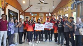 Penjabat Wali Kota Padang Panjang, Sonny Budaya Putra bersama para atlet yang akan berlaga di PON Aceh-Sumut. (Foto: Diskominfo Padang Panjang)