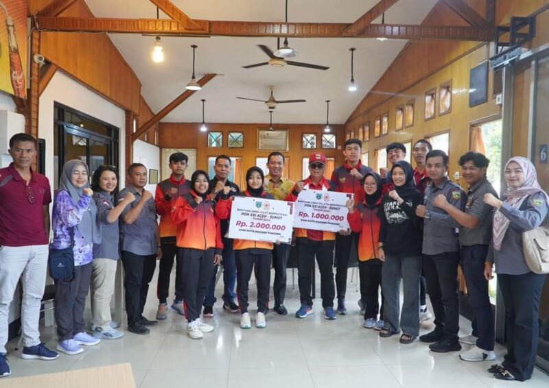 Penjabat Wali Kota Padang Panjang, Sonny Budaya Putra bersama para atlet yang akan berlaga di PON Aceh-Sumut. (Foto: Diskominfo Padang Panjang)