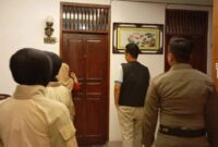Satpol PP Padang menggelar razia di sejumlah penginapan pada Jumat (30/8/2024). (Foto: Humas Satpol PP Padang)